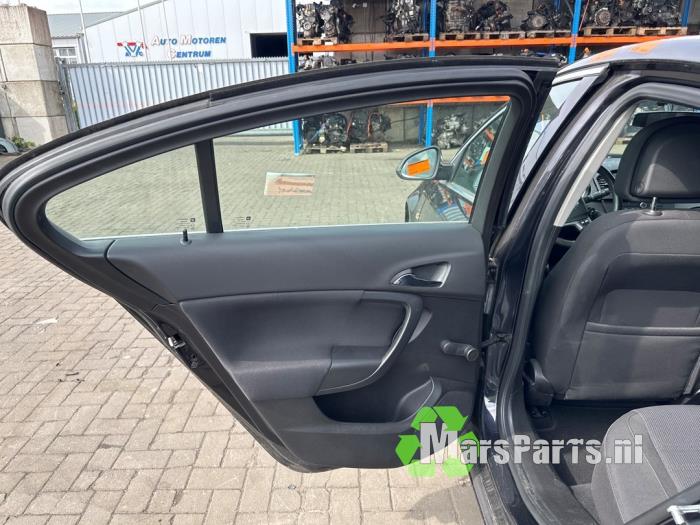 Opel Insignia 2.0 CDTI 16V 130 Ecotec Sloopvoertuig (2015, Zwart)