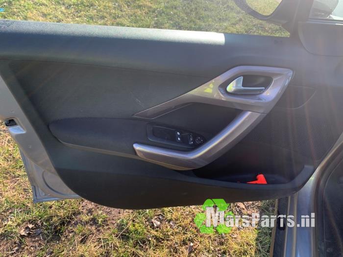 Peugeot 2008 1.2 Vti 12V PureTech 82 Sloopvoertuig (2014, Grijs)