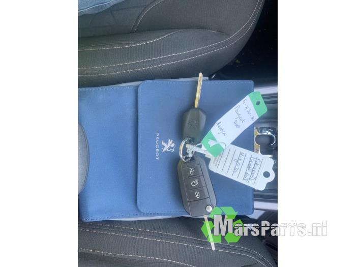 Peugeot 2008 1.2 Vti 12V PureTech 82 Sloopvoertuig (2014, Grijs)