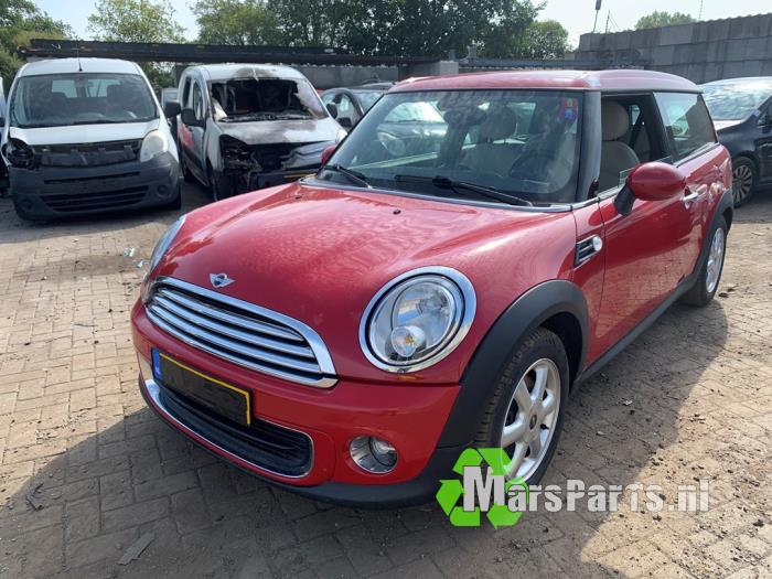 Mini Clubman 1.6 16V Cooper Sloopvoertuig (2011, Rood)