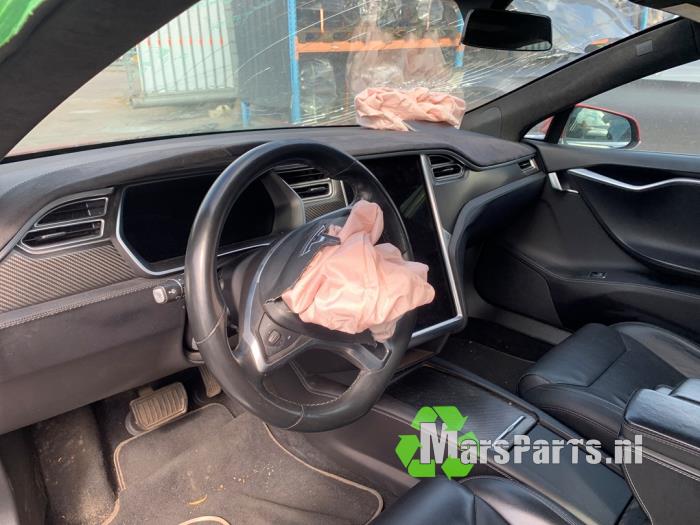 Tesla Model S 90D Sloopvoertuig (2017, Rood)