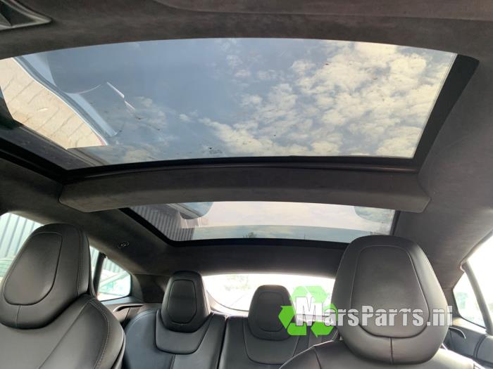 Tesla Model S 90D Sloopvoertuig (2017, Rood)