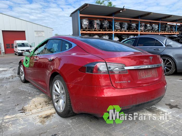 Tesla Model S 90D Sloopvoertuig (2017, Rood)