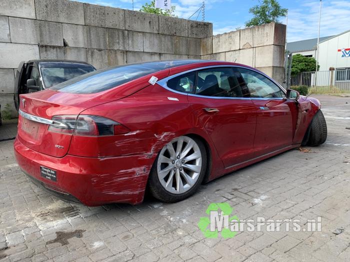 Tesla Model S 90D Sloopvoertuig (2017, Rood)