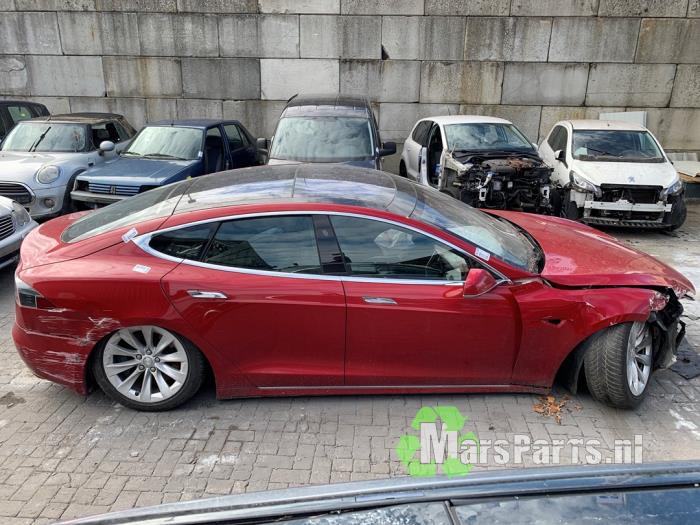 Tesla Model S 90D Sloopvoertuig (2017, Rood)