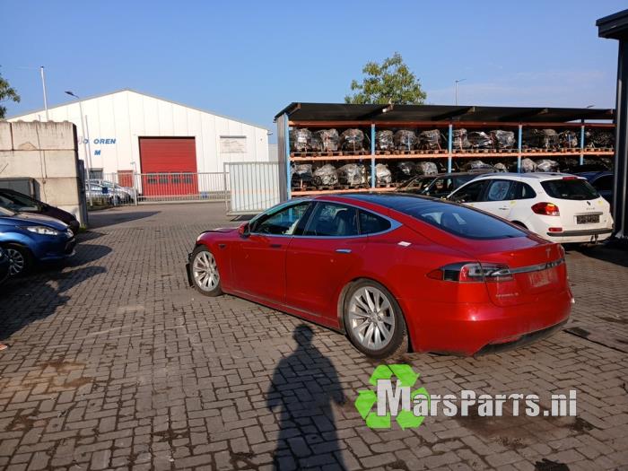 Tesla Model S 90D Sloopvoertuig (2017, Rood)