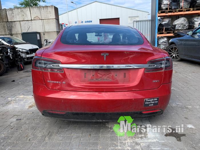 Tesla Model S 90D Sloopvoertuig (2017, Rood)