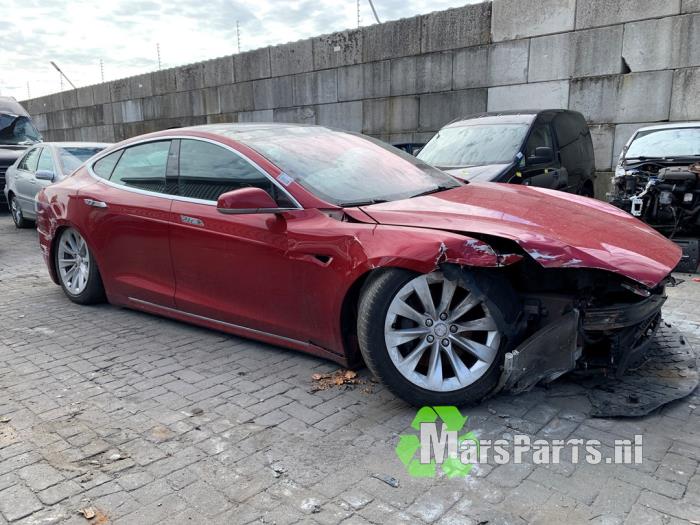 Tesla Model S 90D Sloopvoertuig (2017, Rood)