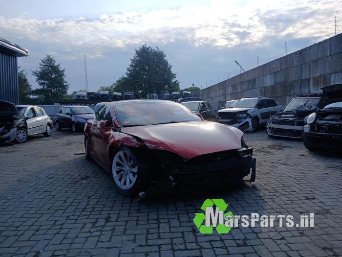 Tesla Model S 90D Sloopvoertuig (2017, Rood)