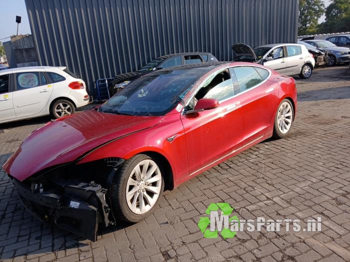 Tesla Model S 90D Sloopvoertuig (2017, Rood)