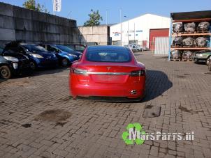 Tesla Model S 90D Sloopvoertuig (2017, Rood)