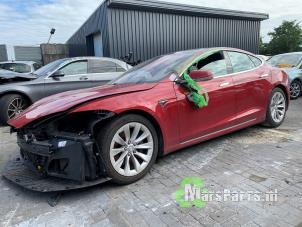 Tesla Model S 90D Sloopvoertuig (2017, Rood)