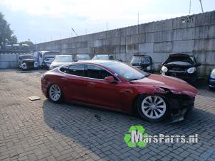 Tesla Model S 90D Sloopvoertuig (2017, Rood)