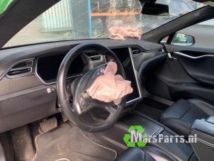 Tesla Model S 90D Sloopvoertuig (2017, Rood)