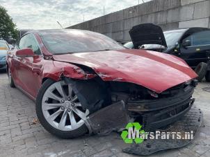 Tesla Model S 90D Sloopvoertuig (2017, Rood)
