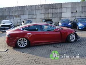 Tesla Model S 90D Sloopvoertuig (2017, Rood)
