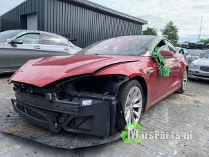 Tesla Model S 90D Sloopvoertuig (2017, Rood)