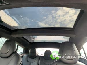 Tesla Model S 90D Sloopvoertuig (2017, Rood)