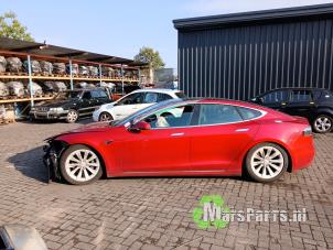Tesla Model S 90D Sloopvoertuig (2017, Rood)