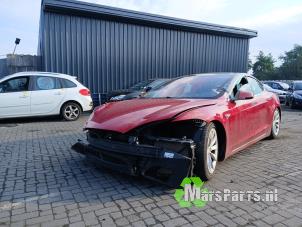 Tesla Model S 90D Sloopvoertuig (2017, Rood)