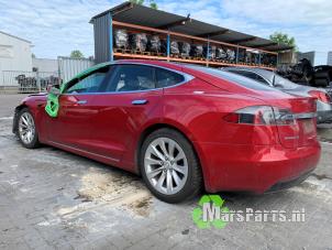 Tesla Model S 90D Sloopvoertuig (2017, Rood)