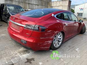 Tesla Model S 90D Sloopvoertuig (2017, Rood)
