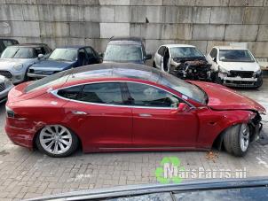 Tesla Model S 90D Sloopvoertuig (2017, Rood)