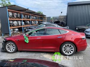 Tesla Model S 90D Sloopvoertuig (2017, Rood)