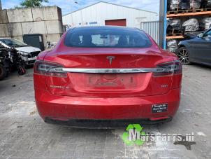 Tesla Model S 90D Sloopvoertuig (2017, Rood)