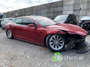 Tesla Model S 90D Sloopvoertuig (2017, Rood)