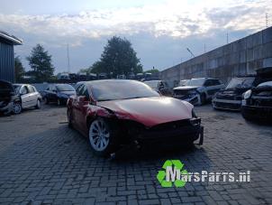 Tesla Model S 90D Sloopvoertuig (2017, Rood)