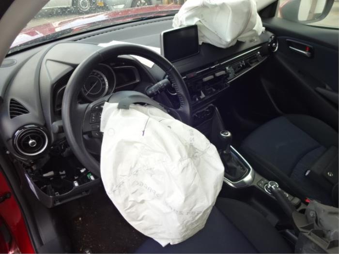 Mazda 2 1.5 SkyActiv-G 90 Sloopvoertuig (2015, Rood)