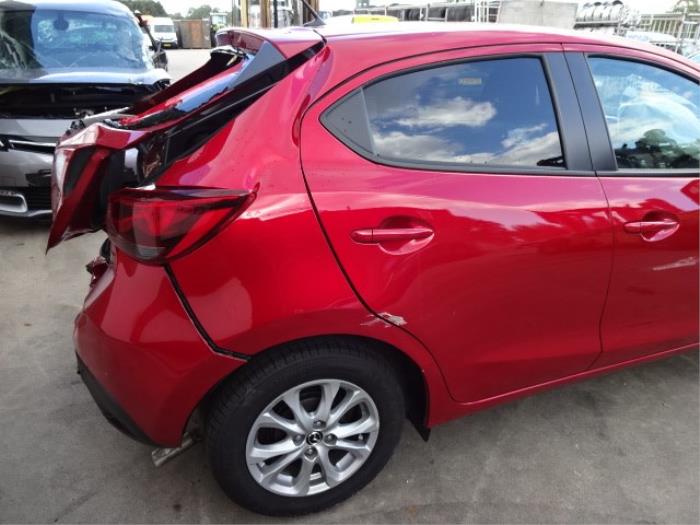 Mazda 2 1.5 SkyActiv-G 90 Sloopvoertuig (2015, Rood)