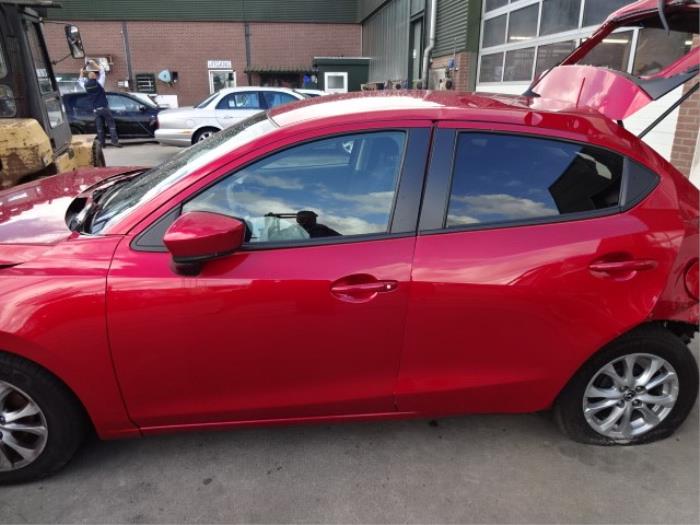 Mazda 2 1.5 SkyActiv-G 90 Sloopvoertuig (2015, Rood)