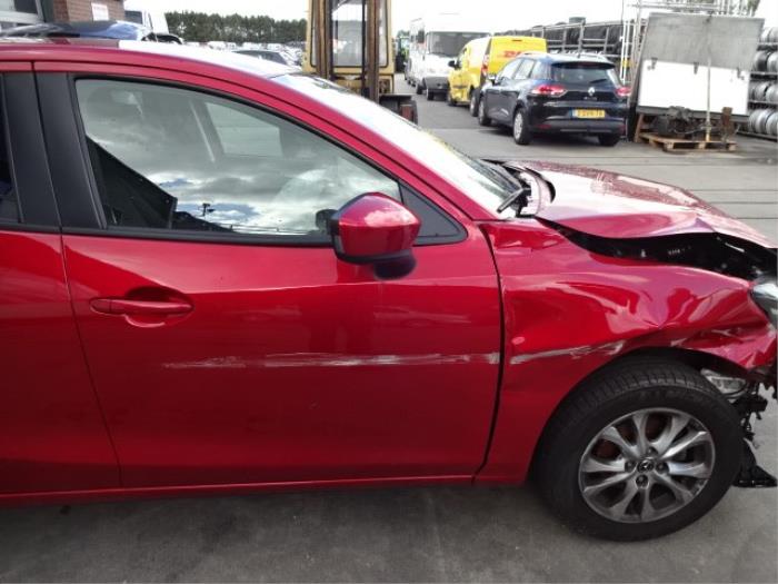 Mazda 2 1.5 SkyActiv-G 90 Sloopvoertuig (2015, Rood)