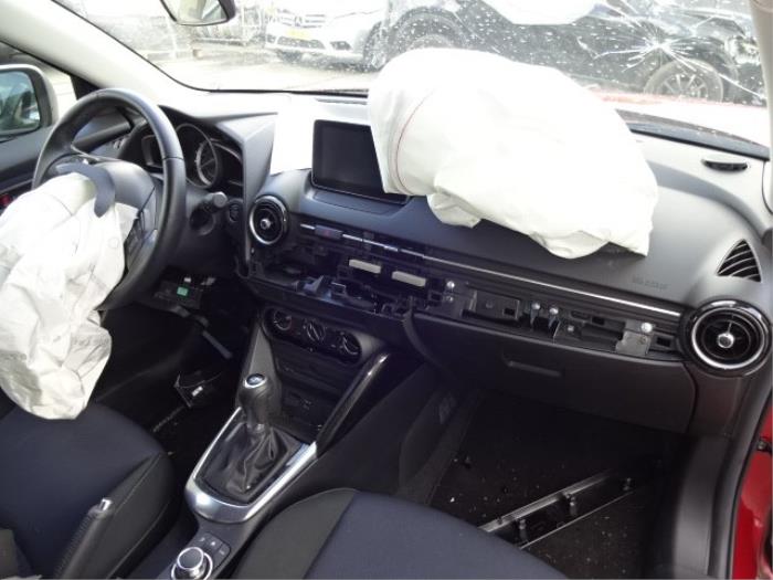 Mazda 2 1.5 SkyActiv-G 90 Sloopvoertuig (2015, Rood)