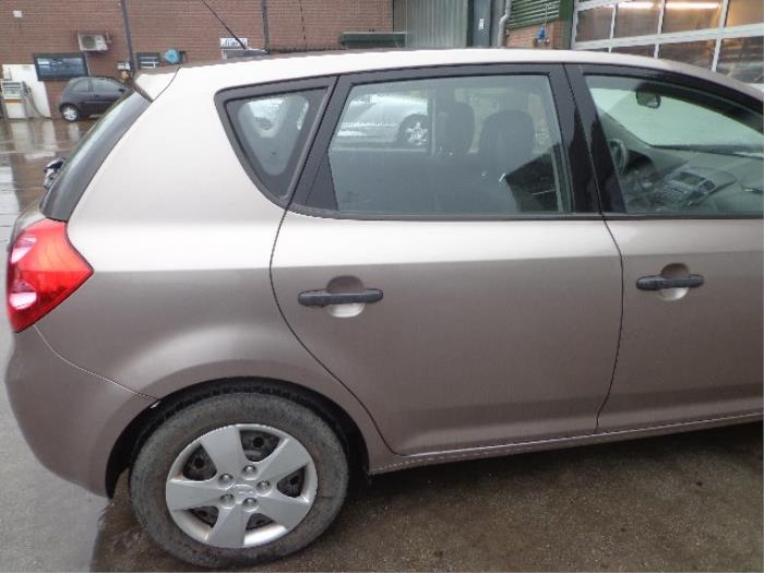 Kia Cee'd 1.6 CRDi 16V Sloopvoertuig (2007, Beige)