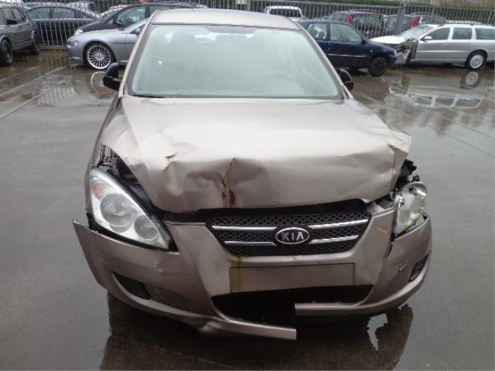 Kia Cee'd 1.6 CRDi 16V Sloopvoertuig (2007, Beige)