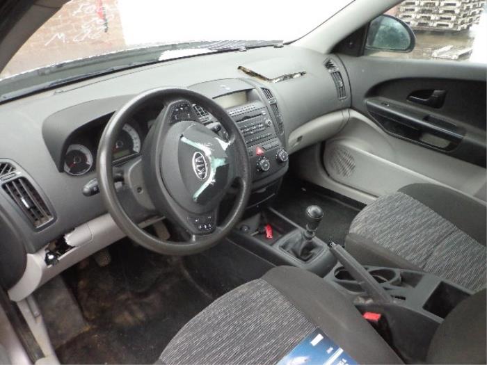 Kia Cee'd 1.6 CRDi 16V Sloopvoertuig (2007, Beige)