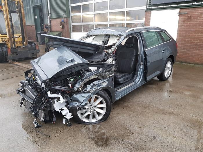 Skoda Superb Combi 2.0 TDI Sloopvoertuig (2020, Grijs)
