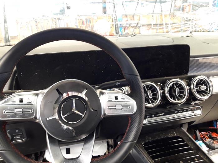 Mercedes GLB 1.3 GLB-200 Turbo 16V Sloopvoertuig (2023, Zwart)