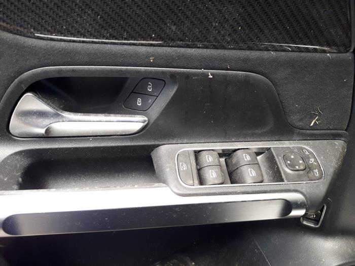 Mercedes GLB 1.3 GLB-200 Turbo 16V Sloopvoertuig (2023, Zwart)