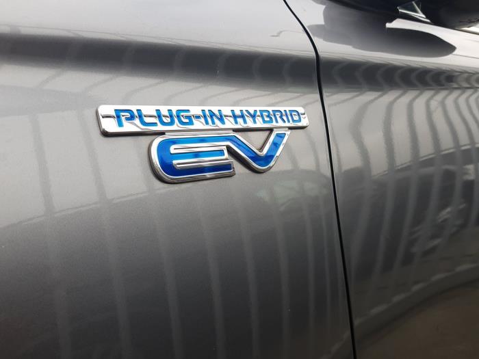 Mitsubishi Outlander 2.0 16V PHEV 4x4 Sloopvoertuig (2013, Grijs)