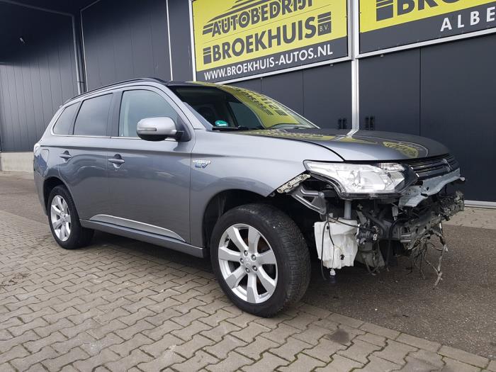 Mitsubishi Outlander 2.0 16V PHEV 4x4 Sloopvoertuig (2013, Grijs)