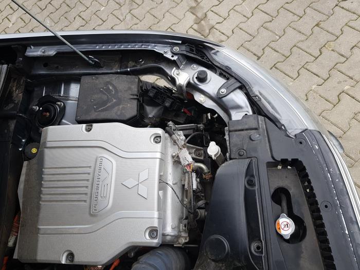 Mitsubishi Outlander 2.0 16V PHEV 4x4 Sloopvoertuig (2013, Grijs)