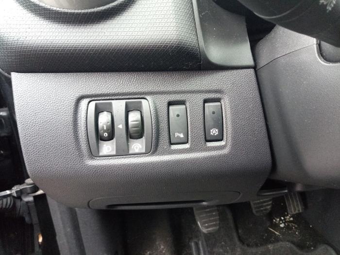 Renault Clio IV 1.5 dCi 90 FAP Sloopvoertuig (2015, Zwart)