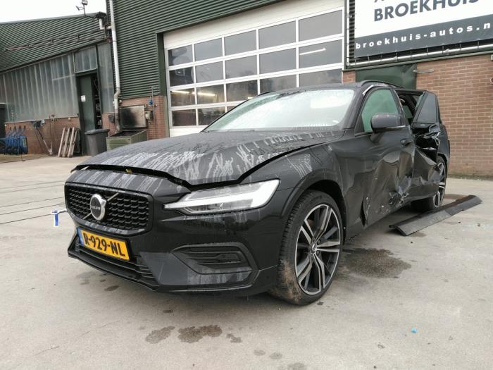 Volvo V60 II 2.0 B3 16V Mild Hybrid Sloopvoertuig (2022, Zwart)