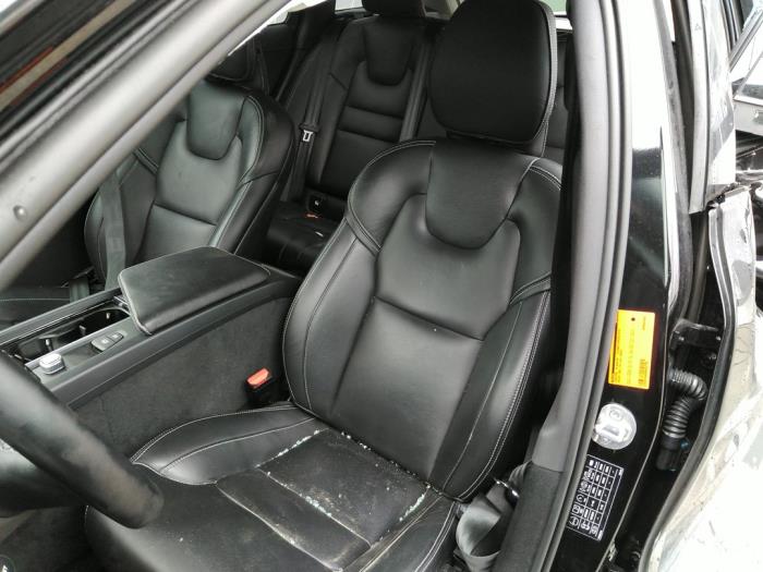 Volvo V60 II 2.0 B3 16V Mild Hybrid Sloopvoertuig (2022, Zwart)