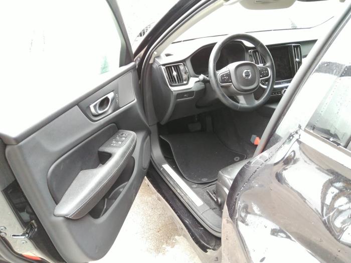 Volvo V60 II 2.0 B3 16V Mild Hybrid Sloopvoertuig (2022, Zwart)