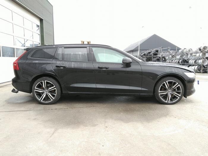 Volvo V60 II 2.0 B3 16V Mild Hybrid Sloopvoertuig (2022, Zwart)